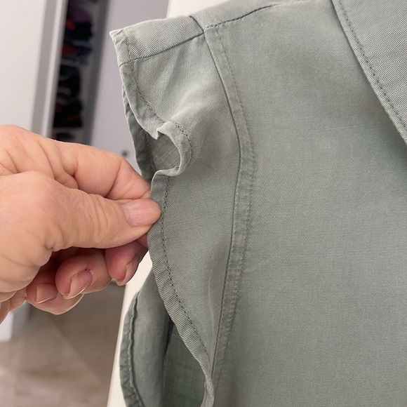 NWT BELLA DAHL RUFFLE SLEEVELESS BUTTON UP TANK - Picture 3 of 9